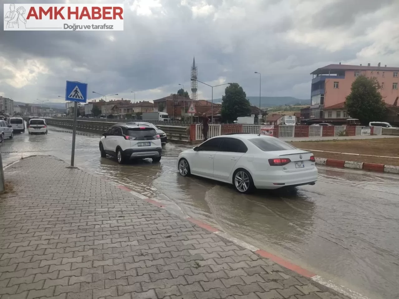 Samsun'un Kavak ilçesindeki sağanak yağışın neden olduğu su birikintileri trafikte aksamalara yol açtı