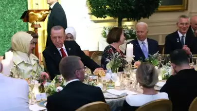 Erdoğan ve eşi, ABD Başkanı Biden'ın onuruna verilen akşam yemeğine katıldı. NATO Zirvesi'nde temaslarını sürdüren Erdoğan, Washington'da devlet ve hükümet başkanlarıyla buluştu.