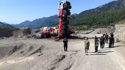 Feke'de taş kırma şantiyesinde vinç kaza yaptı: Operatör hayatını kaybetti.