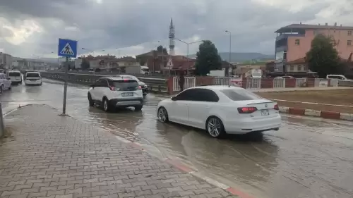 Samsun'un Kavak ilçesindeki sağanak yağışın neden olduğu su birikintileri trafikte aksamalara yol açtı