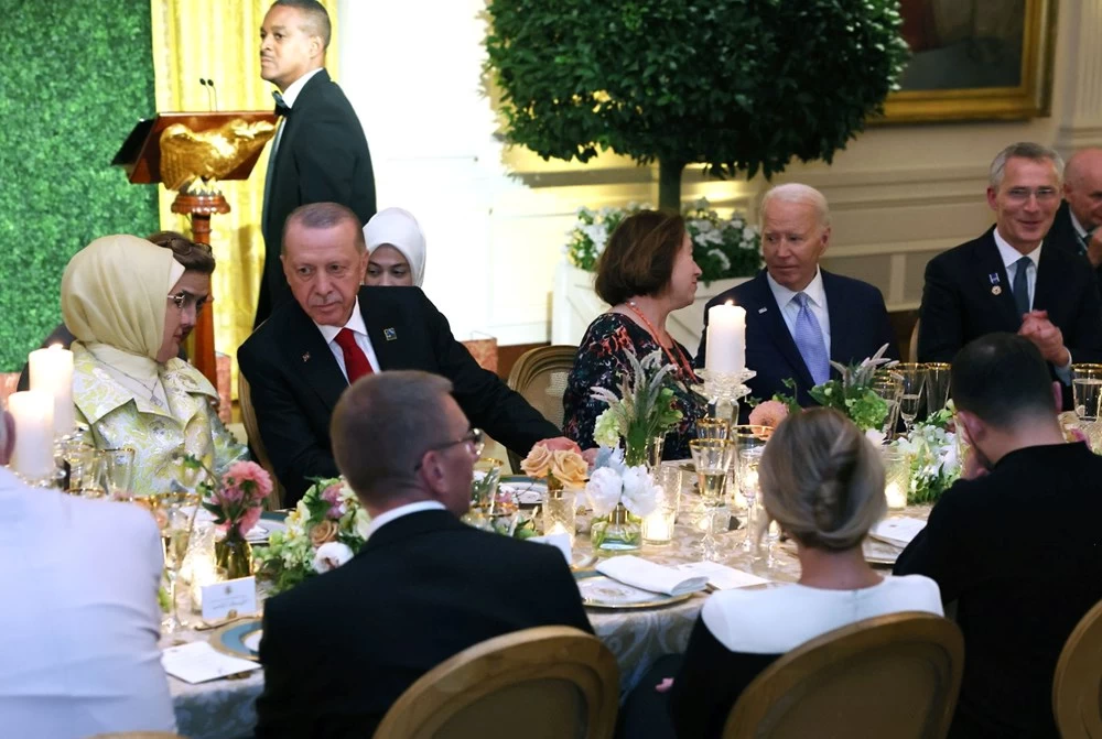 Erdoğan ve eşi, ABD Başkanı Biden'ın onuruna verilen akşam yemeğine katıldı. NATO Zirvesi'nde temaslarını sürdüren Erdoğan, Washington'da devlet ve hükümet başkanlarıyla buluştu.